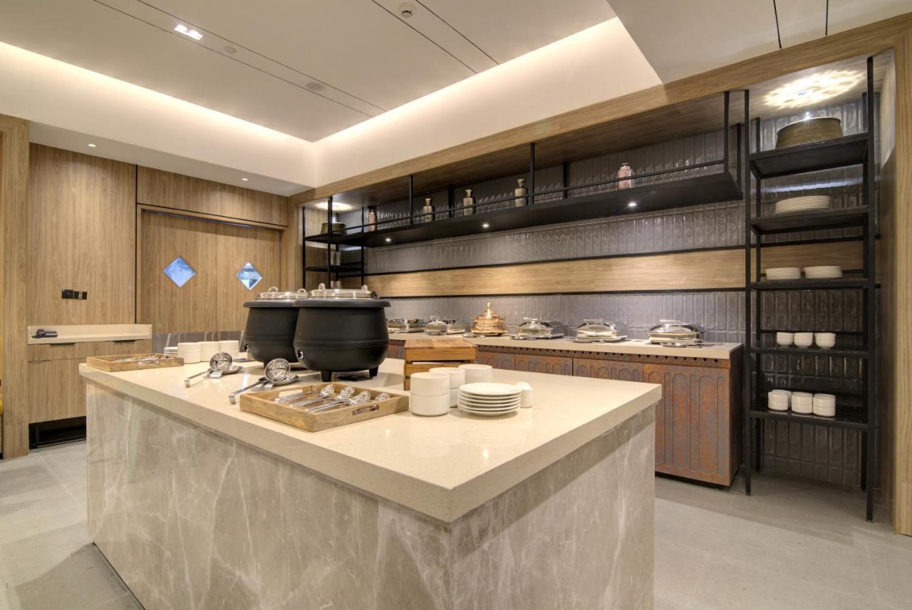 7 Apple Pratap Nagar, Hotel